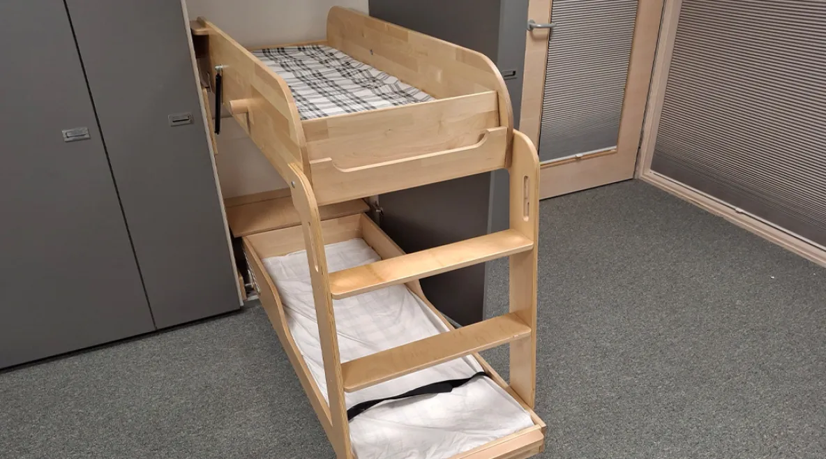 Van­taan Myyr­mäes­sä sat­tui 24.3.2026 on­net­to­muus, jos­sa pie­ni lap­si jäi kaap­pi­sän­gyn ja sei­nän vä­liin. Kuvassa on­net­to­muus­sän­gyn kal­tai­nen sän­ky. 