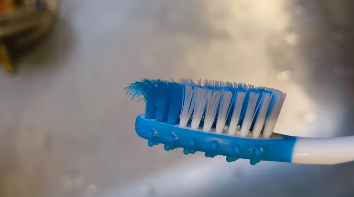 Lapsen kulunut hammasharja.