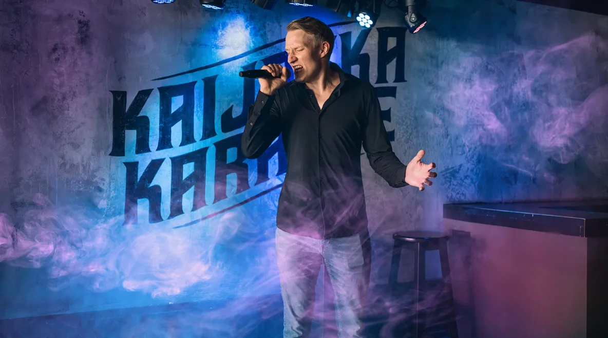 Jarkko Timonen laulaa karaokelavalla.