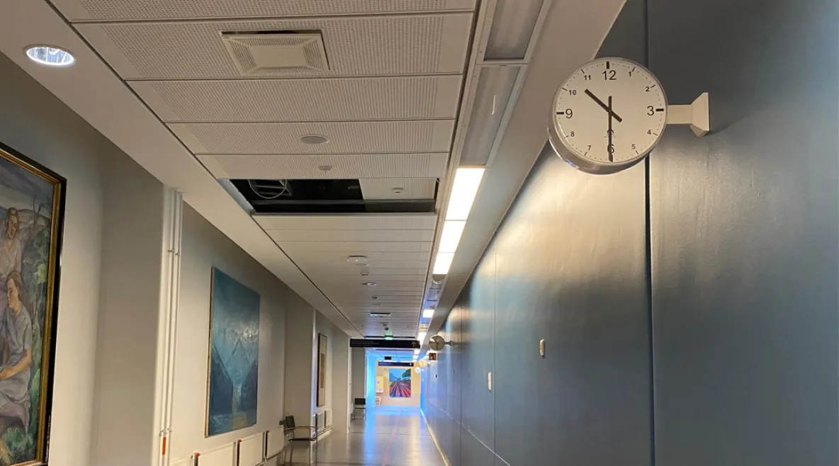 kello käytävällä