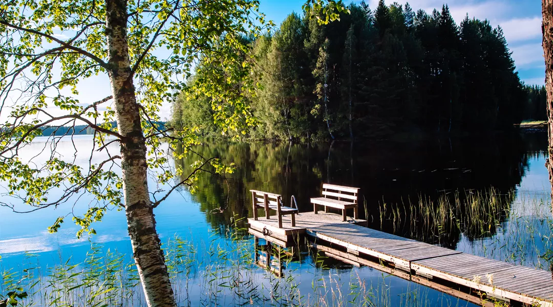 Puulaituri penkillä järven rannalla Suomessa.