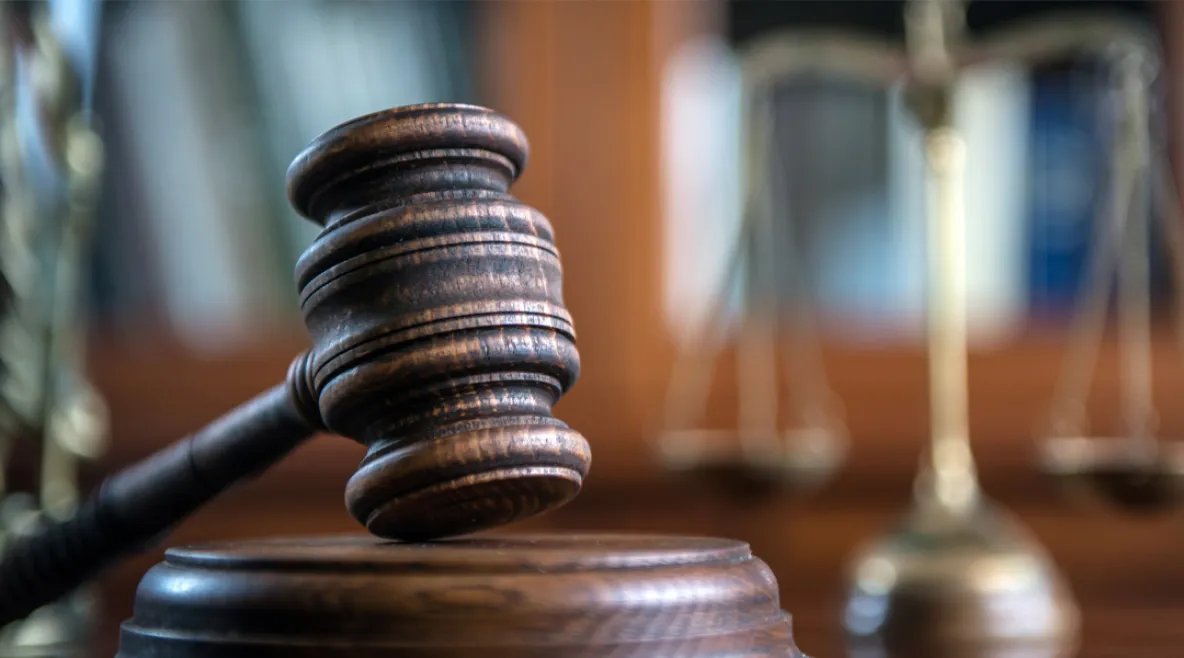 Tuomarin nuija pöydällä. Hallinto-oikeus: Keski-Suomen hyvinvointialue ei saanut laskea uuteen virkaan siirretyn palkkaa