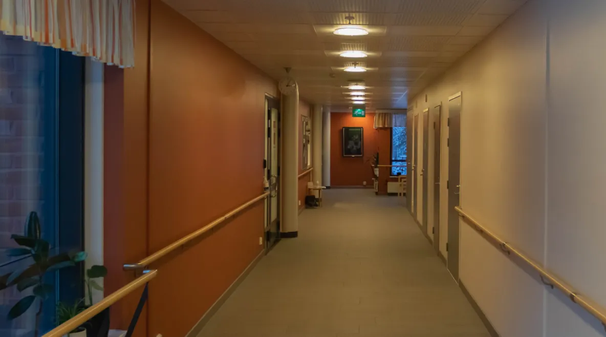 Keusote suunnittelee enintään sataa irtisanomista. Pääluottamusedustajan mukaan jatkuva epävarmuus on saanut ammattilaisia hakeutumaan töihin muualle. Keusoten hoivakoti Kauniston käytävä.