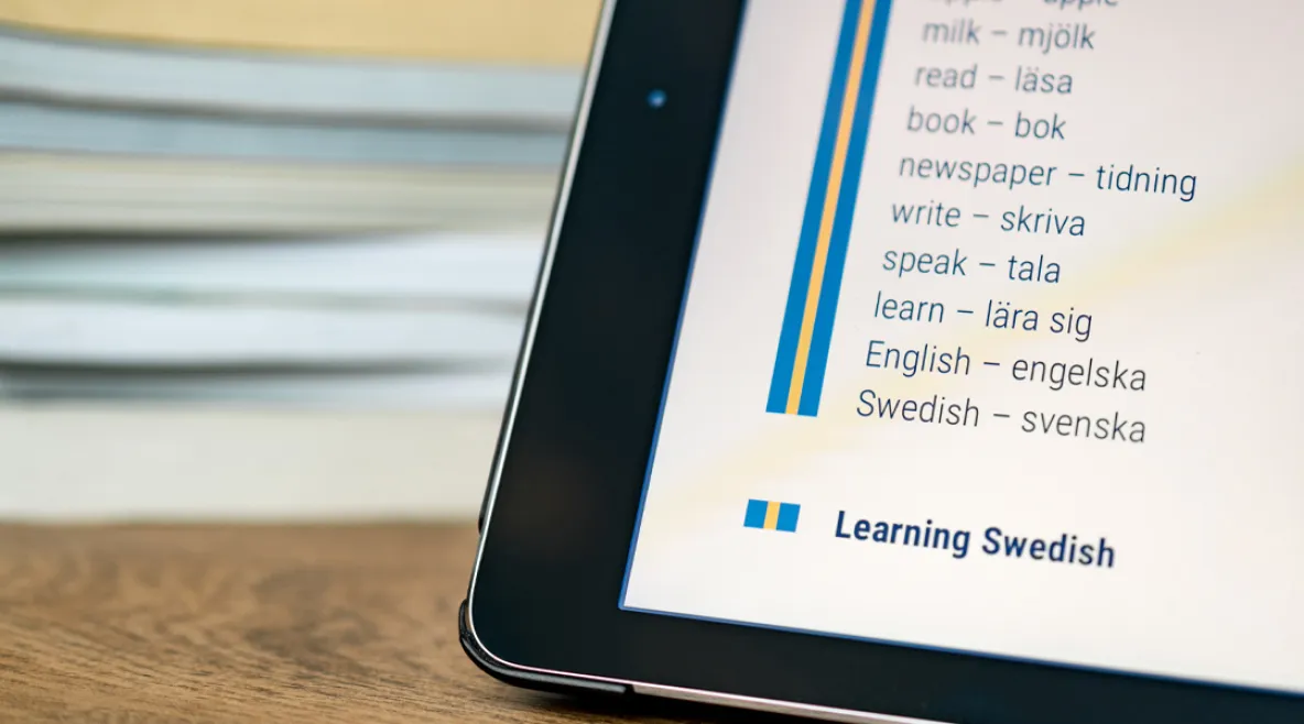 Ruotsinkielen opettelemista tabletilta. Ulkomailta muuttaneiden lääkäreiden, sairaanhoitajien, lähihoitajien ja hoiva-avustajien kielitaidossa on osin havaittu puutteita.