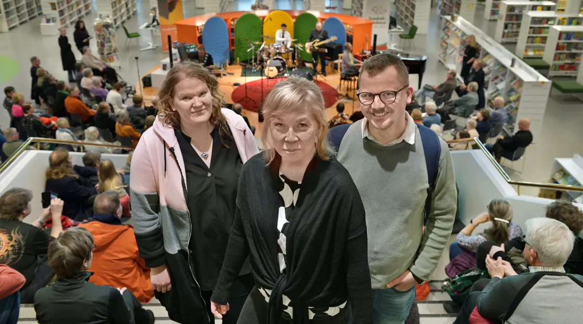 Hoitajat kirjastossa järjestettävällä musiikkiklubilla.