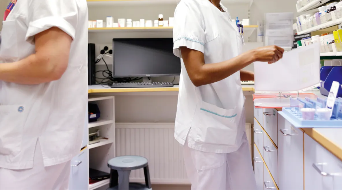 Hoitajia käsittelemässä lääkkeitä.