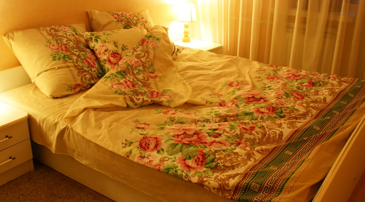 Ruusulakanat makuuhuoneessa.