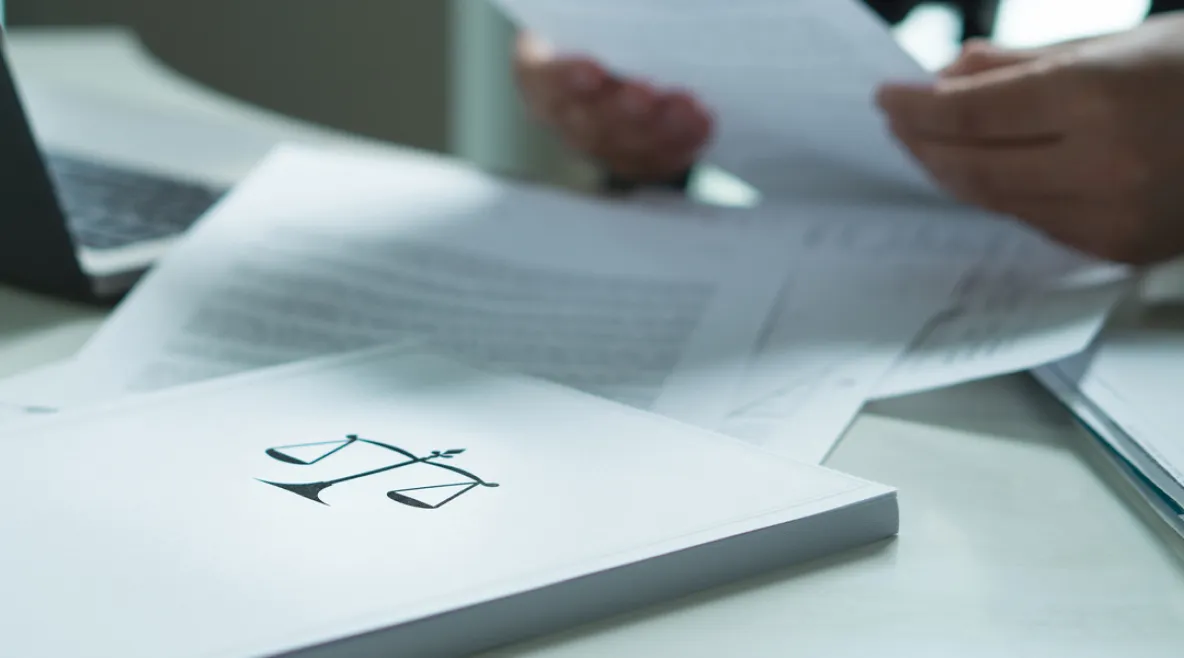 Lakipapereita pöydällä.