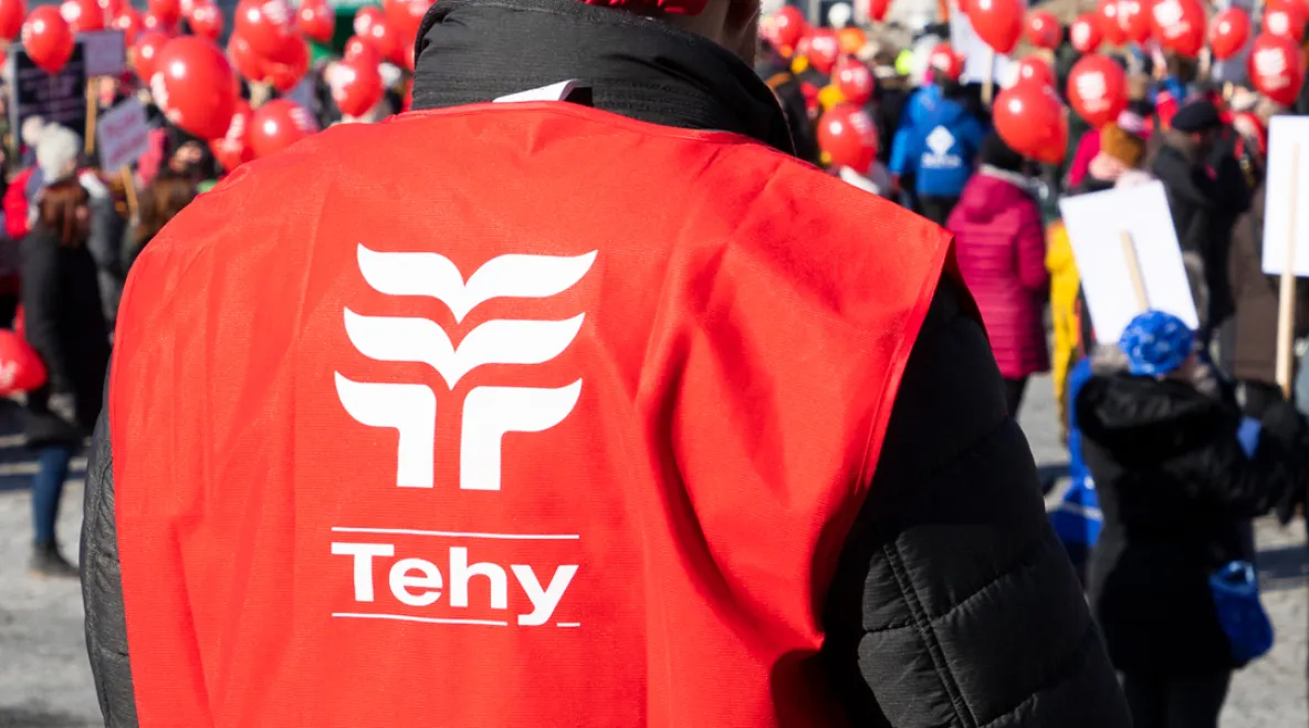 Ihmisiä mielenilmauksessa. Päällä Tehyn huomioliivit.