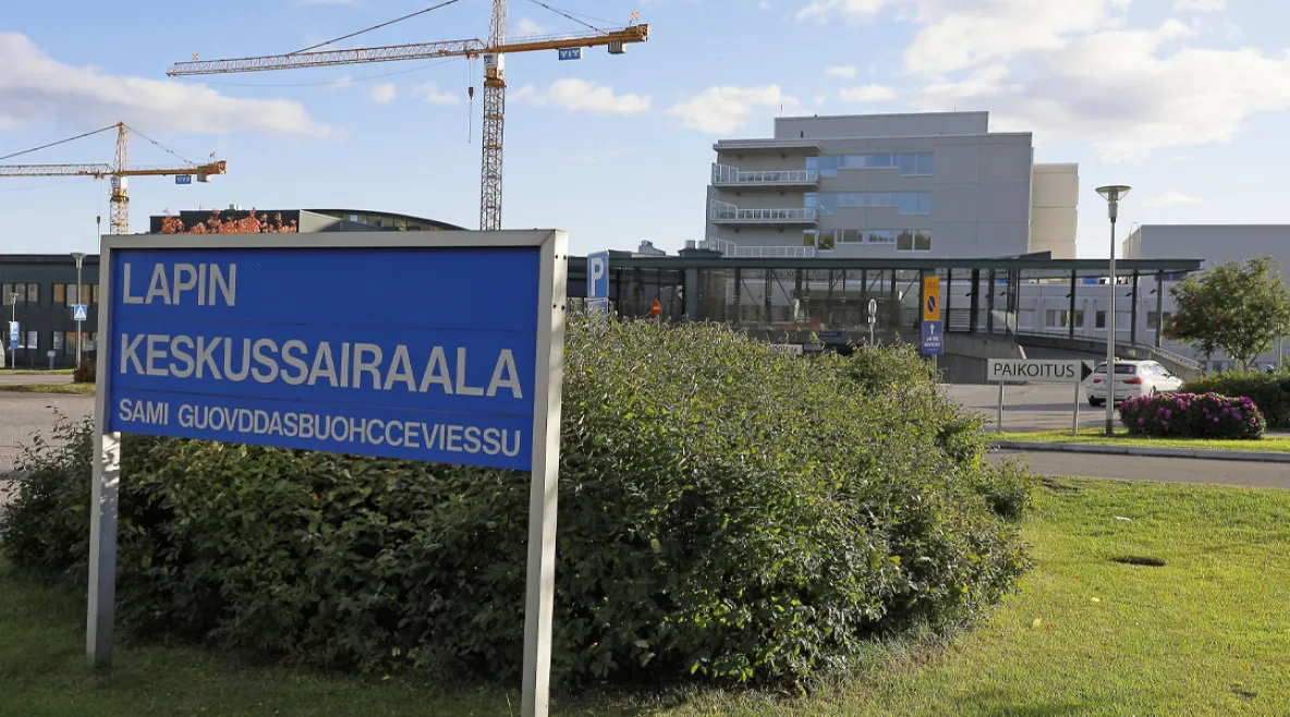 Kesäinen ulkokuva Lapin keskussairaalasta.
