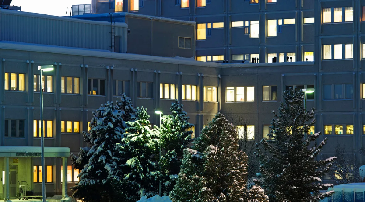 Lapin keskussairaala talvisessa maisemassa.