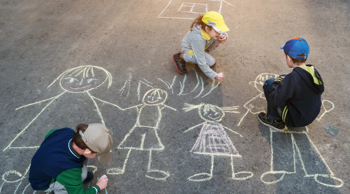 Täysin rokottamattomien lasten osuus on kasvussa. Lapset leikkivät kadulla ja piirtävät katuliiduilla asfalttiin ihmishahmoja.