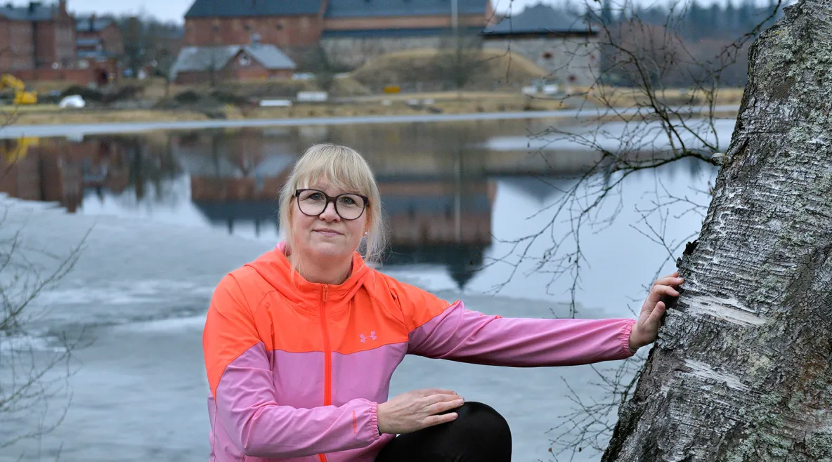 Marika Orava ulkoiluvaatteissa, taustalla Hämeen linna.