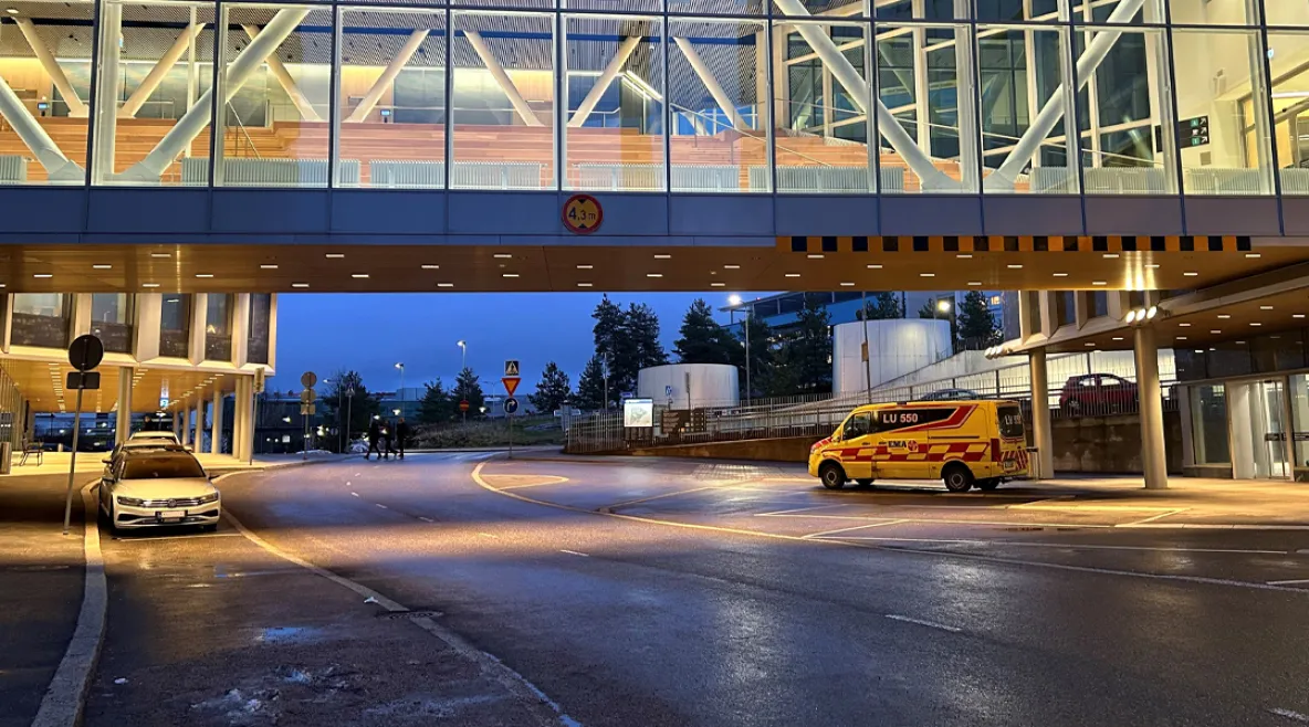 Meilahden sairaala Helsingissä kuvattuna yöaikaan ulkoa.