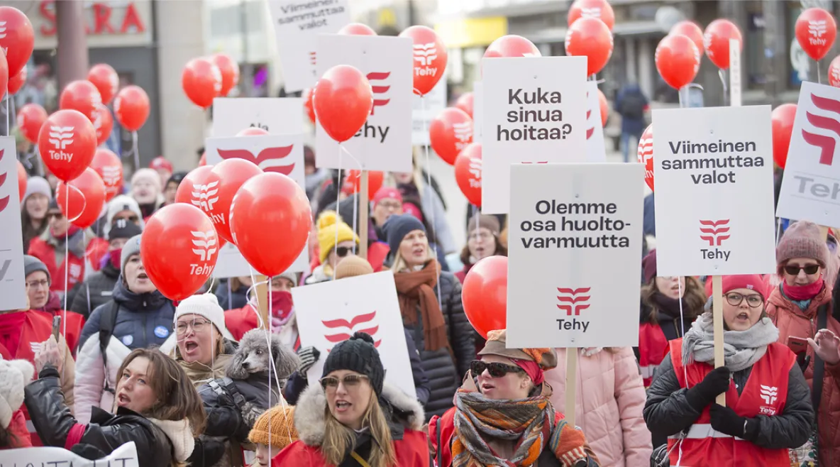 Ihmisiä mielenilmauksessa.