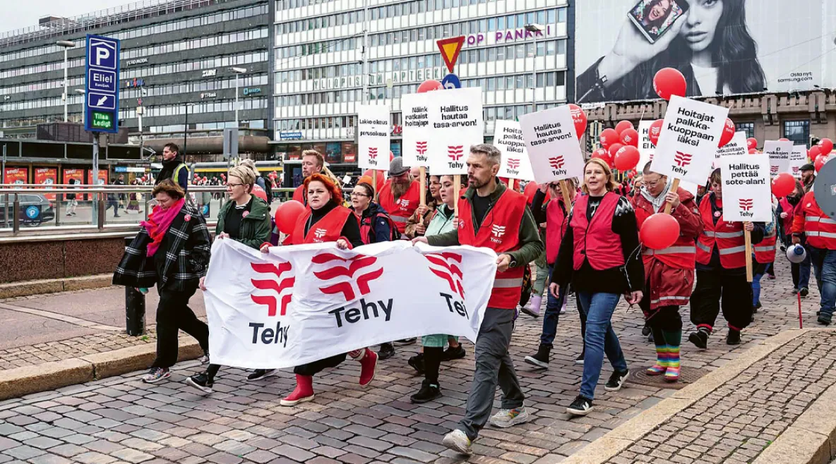 Tehyläiset osoittamassa mieltään kylttien kanssa Helsingissä syyskuussa 2023.