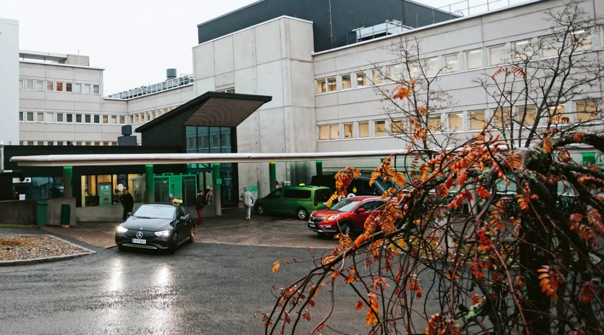 Mikkelin keskussairaala syksyisessä kelissä.