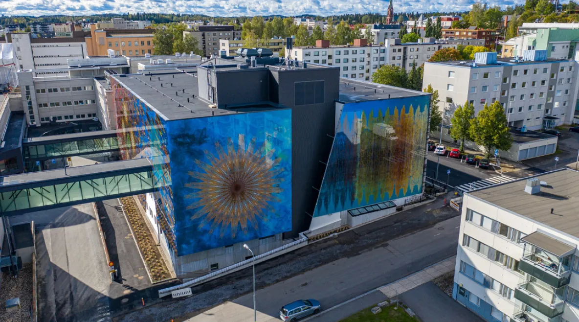 Etelä-Savon hyvinvointialueella noin 300 työntekijän tehtäviin on tulossa muutoksia. Ilmakuva Mikkelin keskussairaalasta.