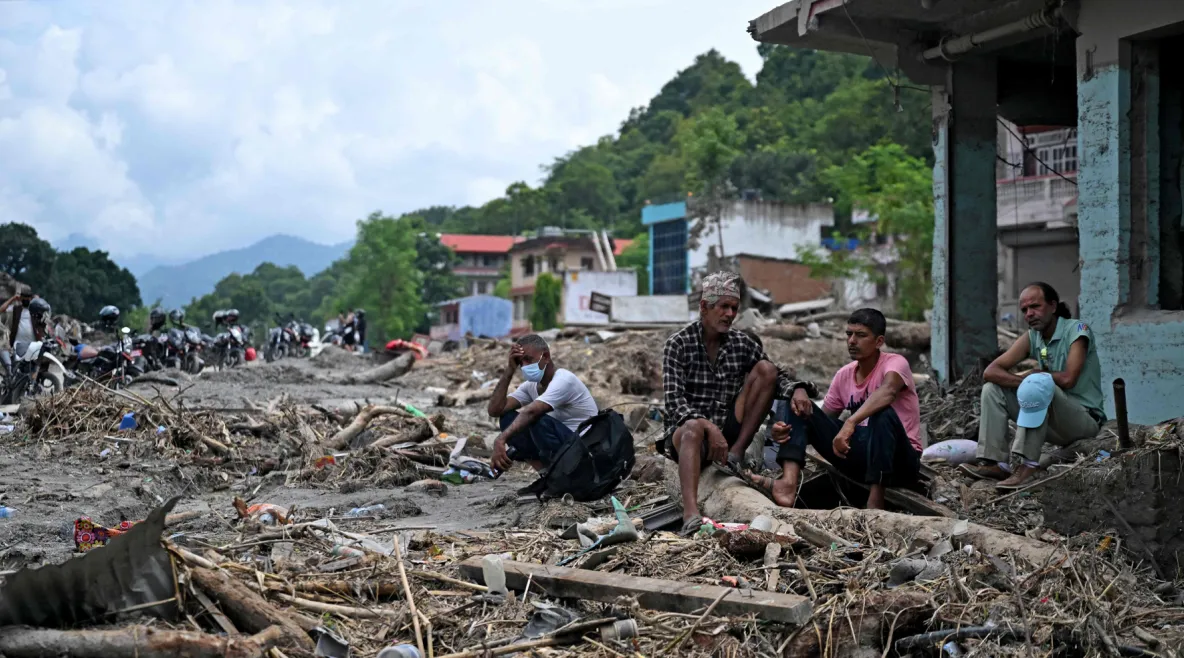 Tehy tahtoo auttaa Nepalin tulvan uhreja. Järjestö tukee Punaisen Ristin avustustyötä alueella 10 000 eurolla. Nepalilaiset pelastavat omaisuuttaan tulvien jäljiltä Devighatissa Nuwakotin alueella 31. elokuuta 2026. Äkilliset tulvat ovat tuhonneet kyliä ja vaatineet satoja ihmishenkiä.
