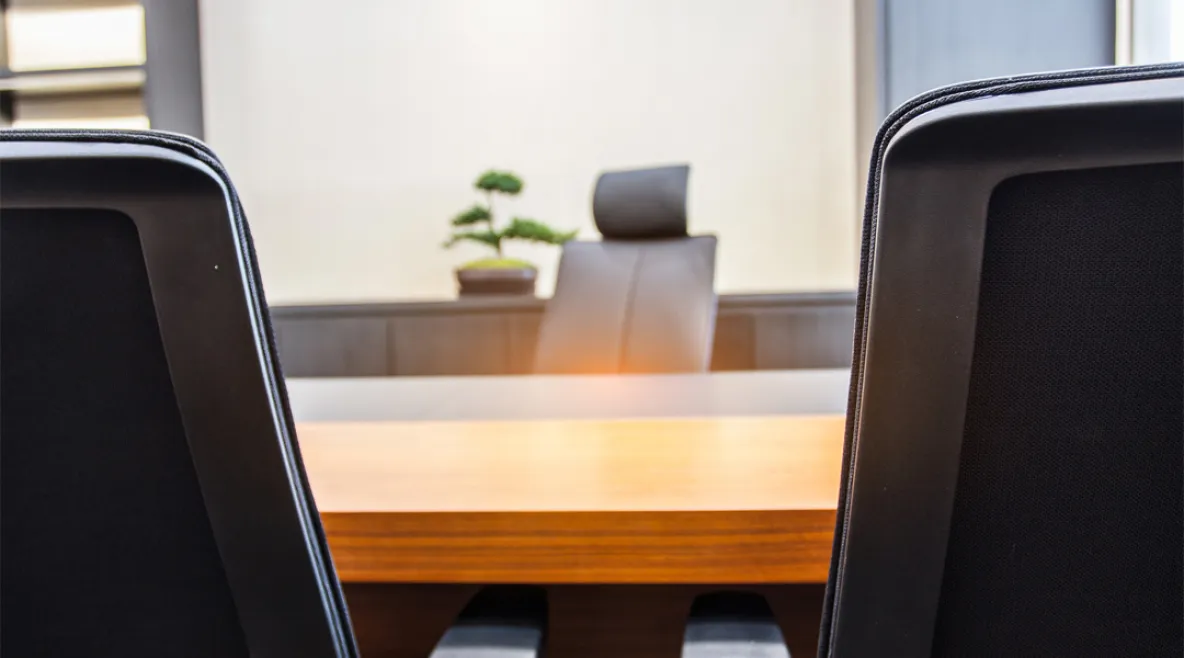 Neuvottelupöytä ja tuoleja.