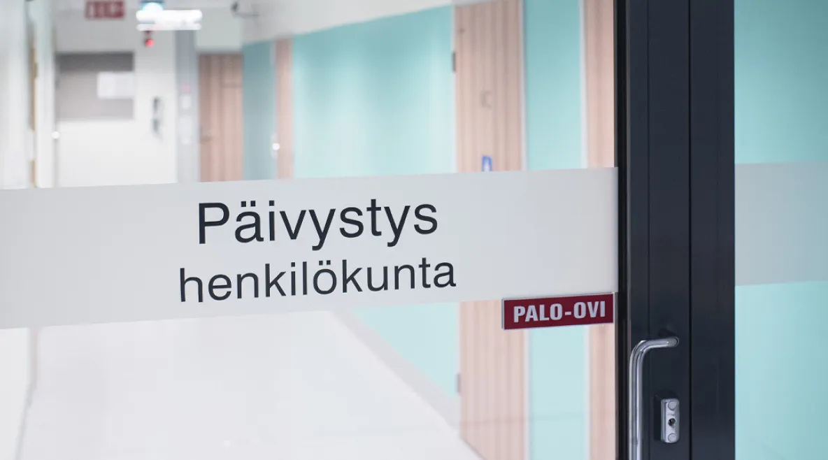 Lasiovi, jossa teksti Päivystys henkilökunta