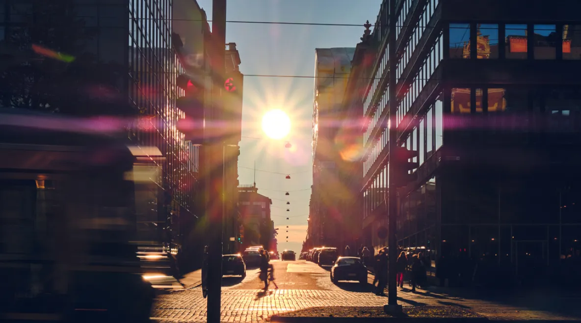 Suomessa liikkuvista vaarallisista huumausaineista varoittaa NOPSA-verkkopalvelu. Kuva kaupungin kadusta auringonnousun aikaan.