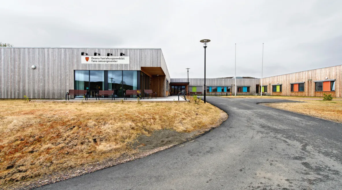Vuonna 2014 valmistuneen Tana Omsorgssenterin, Deanu fuolahusguovddášin puinen, ajan myötä patinoituva pinta on osa paikallista rakennusperinnettä. Tenon hoivakoti.
