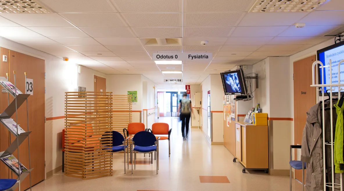 Poilas kävelee tyhjän odotustilan läpi kohti lääkärin vastanaottohuonetta.