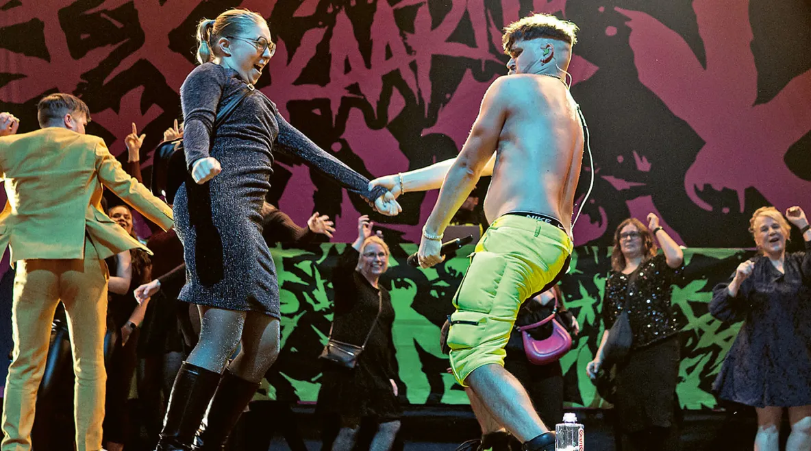 Varpu Ojutkangas tanssii lavalla Käärijän kanssa.