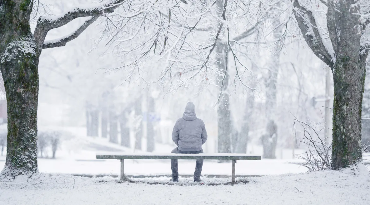 ja istui ja istui ja istui penkillä tuo orpo ihminen