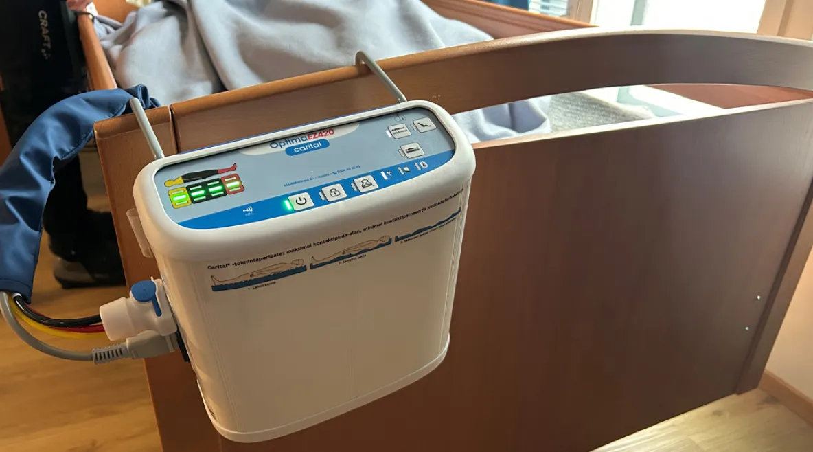 Painehaavoja ehkäisevä painepatja vanhuksen sängyssä.