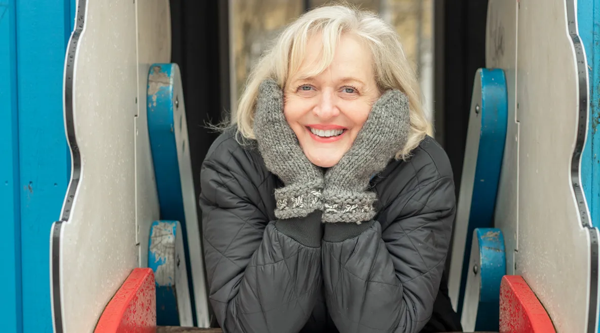 Eva Siitonen lasten leikkipaikalla.