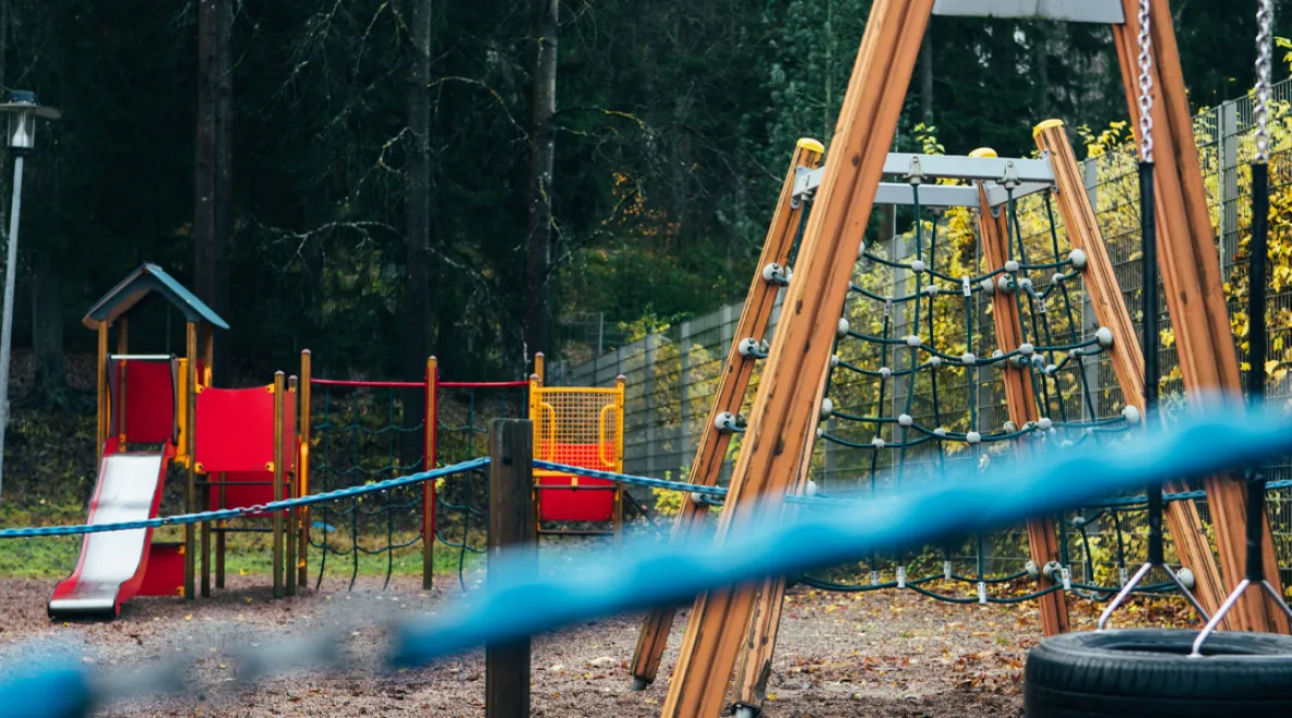 Syksyinen päiväkodin piha.