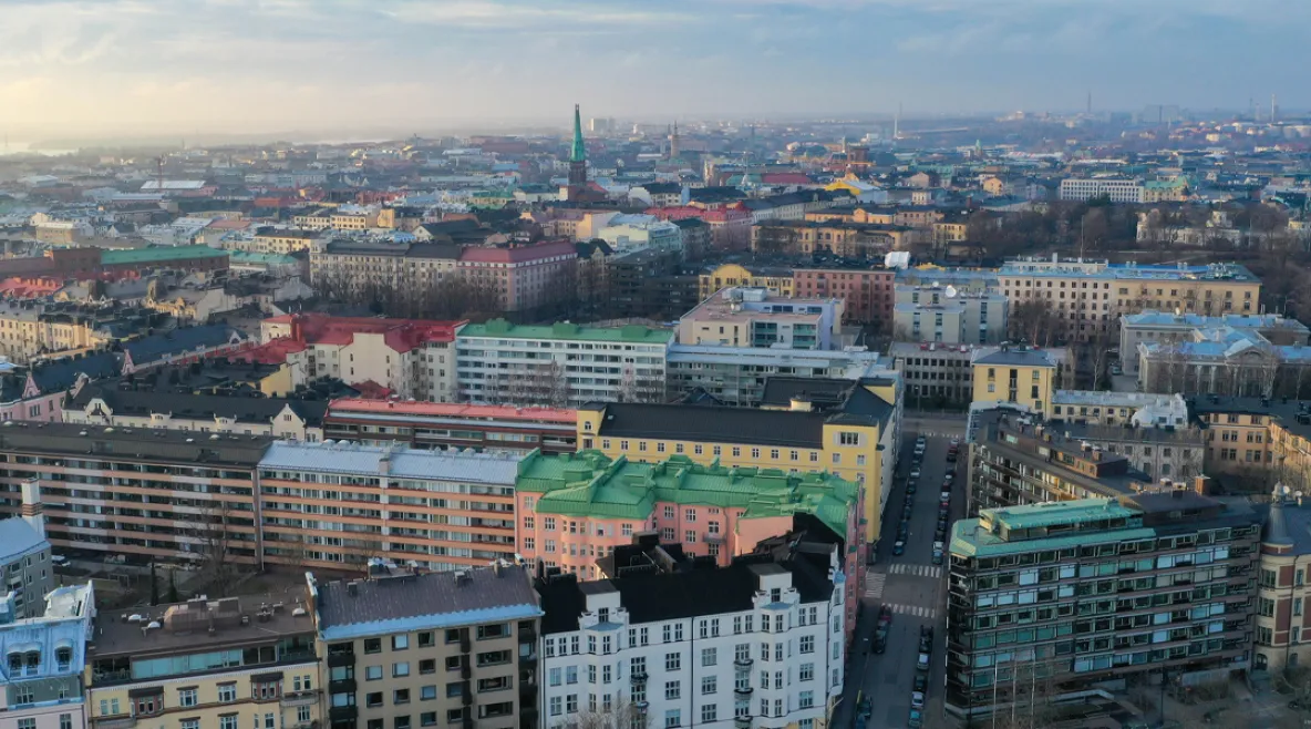 Ilmakuva Helsingin kaupungista. Yli 15 000 työntekijän palkankorotusten maksu viivästyi Helsingin kaupungilla vuonna 2025. Tehy vei asian työtuomioistuimeen.