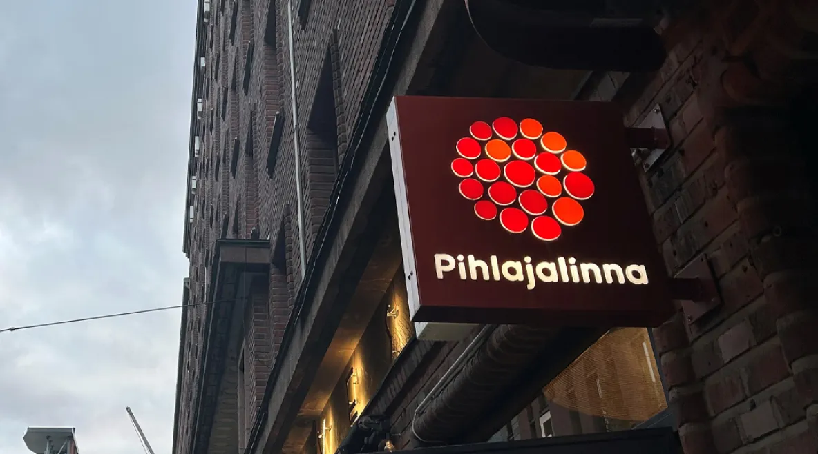 Pihlajalinna Oyj:n muutosneuvottelut ovat päättyneet. Pihlajalinnan logo rakennuksen seinällä.