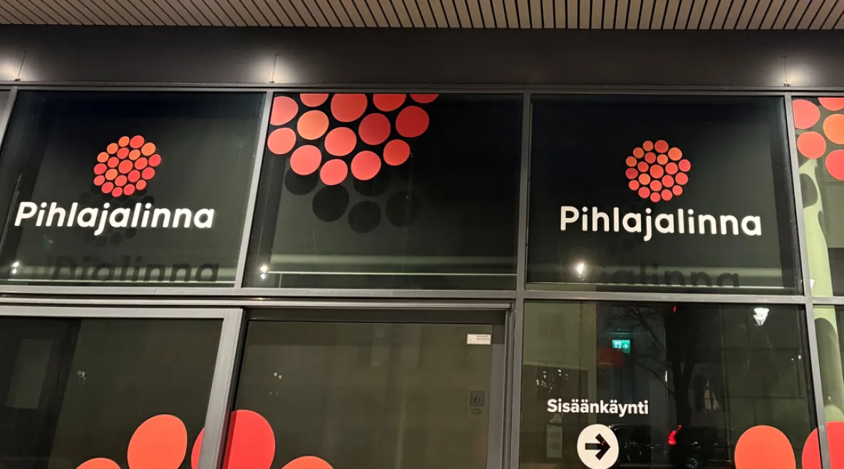 Pihlajalinna aloittaa muutosneuvottelut Pirkanmaalla. Pihlajalinnan logo rakennuksen ikkunassa.