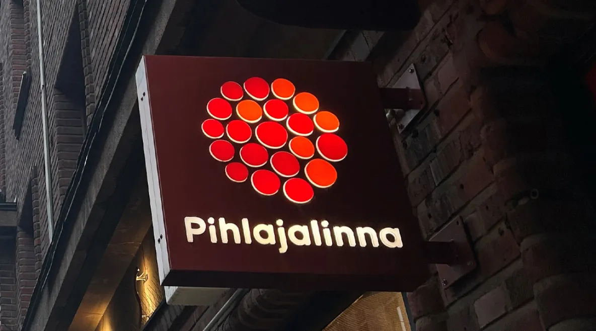 Pihlajalinna vähentää henkilöstöä Pohjois-Pirkanmaalla. Pihlajalinnan logo rakennuksen seinässä.