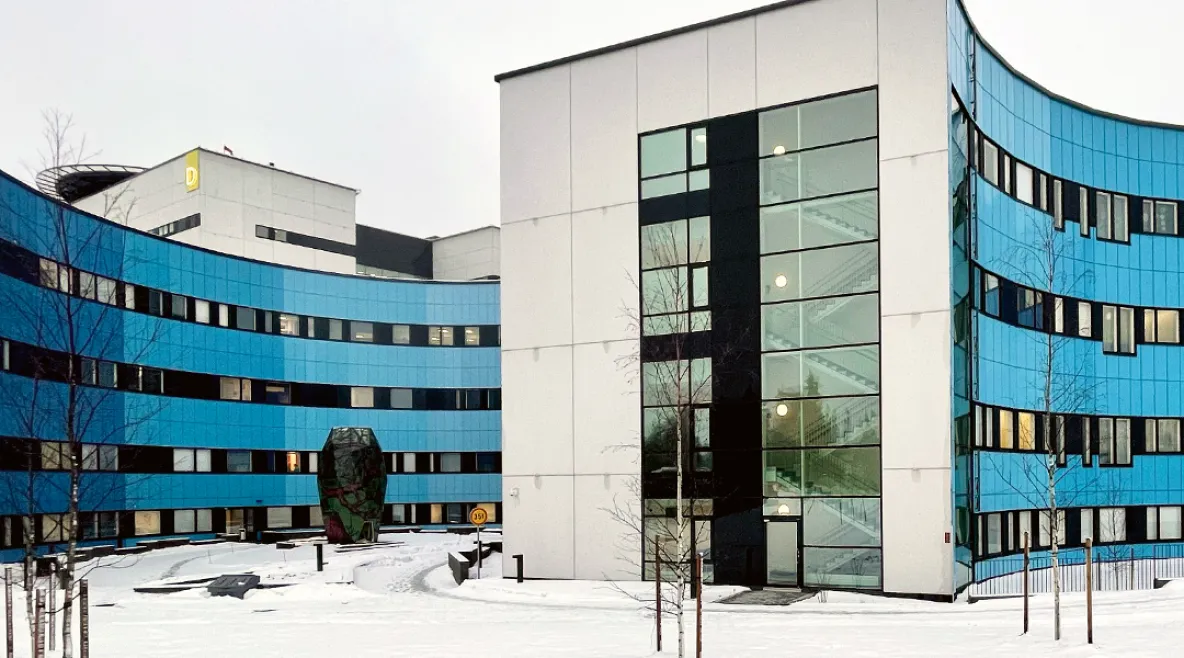 Tampereen yliopistollinen sairaala kuvattuna ulkoapäin talvella.