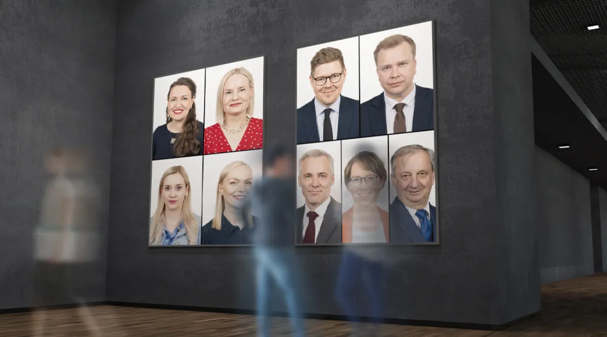 Puoluejohtajien kuvat gallerian seinällä.