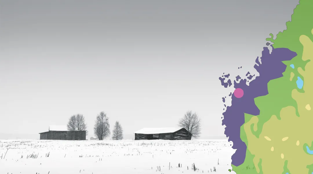 Luminen pelto ja kaksi rakennusta avarassa maisemassa. Oikeassa reunassa Pohjanmaan kartta.