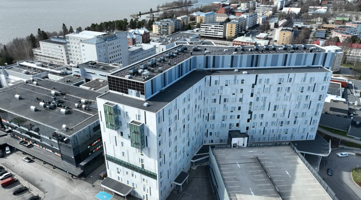  Ulkokuva Vaasan keskussairaalasta, joka on Pohjanmaan hyvinvointialueen ylläpitämä keskussairaala.
