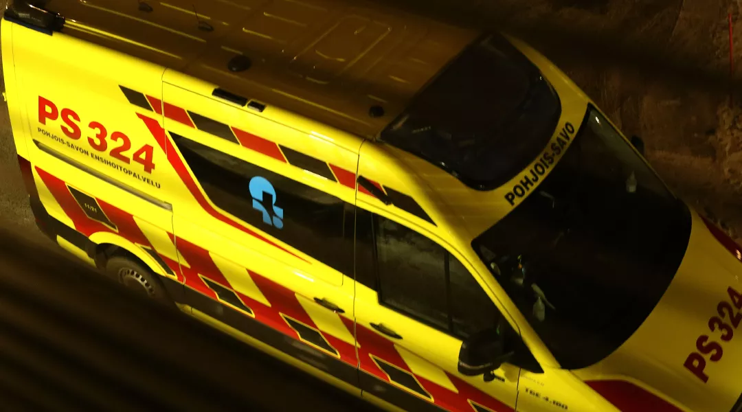 Ambulanssi ajaa pimeällä tiellä Pohjois-Savossa.