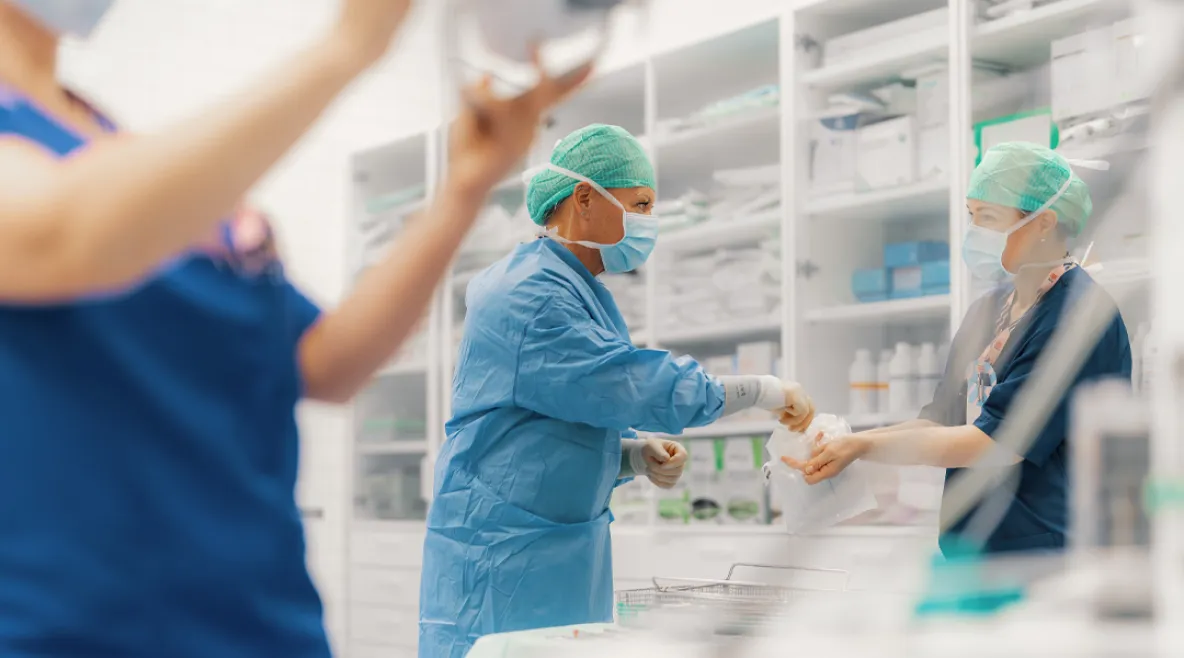 Potilasvakuutuskeskukselle tehtiin vuonna 2025 ennätykselliset 10 800 potilasvahinkoilmoitusta. Kuvassa hoitajat tekevät leikkausvalmisteluja leikkaussalissa.