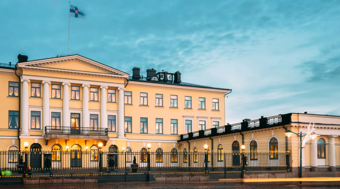 Presidentinlinna Helsingissä yövalaistuksessa kuvattuna.