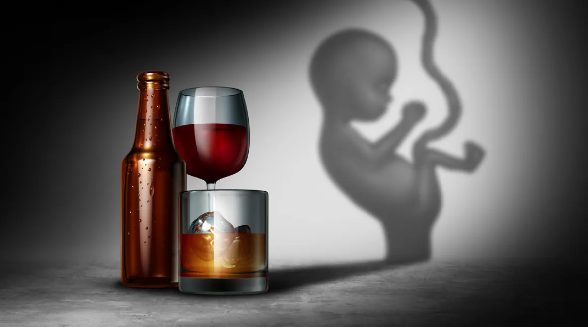 Kolme alkoholijuomaa – olutpullo, viinilasi ja viskilasi – heittävät varjonsa seinälle. Varjo muodostaa sikiön hahmon napanuorineen, symboloiden alkoholin haittoja raskauden aikana.