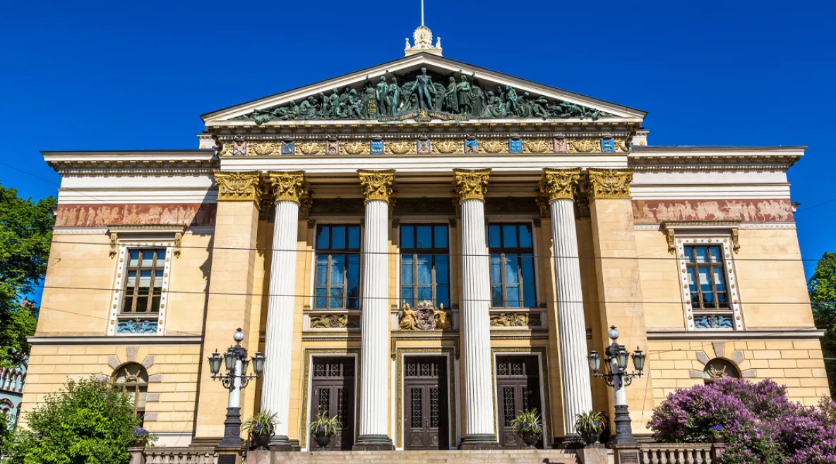 Tehyn mukaan hyvinvointialueiden jatkuvat säästöt, henkilöstövähennykset ja yhteistoimintaneuvottelut heikentävät sote-palvelujen lisäksi Suomen huoltovarmuutta. Helsingissä Säätytalon julkisivu kauniina kesäisenä päivänä.