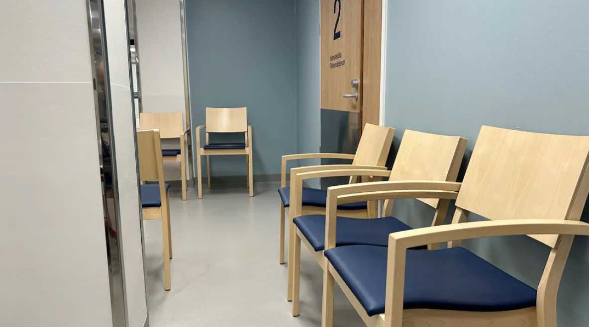 Sairaalan odotustilassa rivi tyhjiä tuoleja.