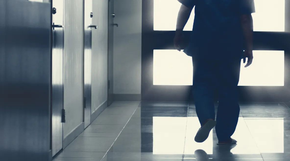 Satakunnan hyvinvointialueen sote-toiminta-alueita koskeneet yt-neuvottelut saavat jatkoa uusilla neuvotteluilla kuntoutuksen uudistamisesta. Sairaalan hämäeä käytävä, jota pitkin henkilö kävelee poispäin.