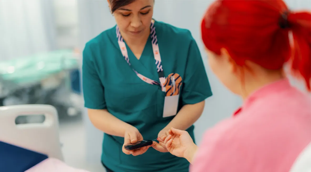 Sairaanhoitaja ottamassa pikanäytteen potilaan sormesta.