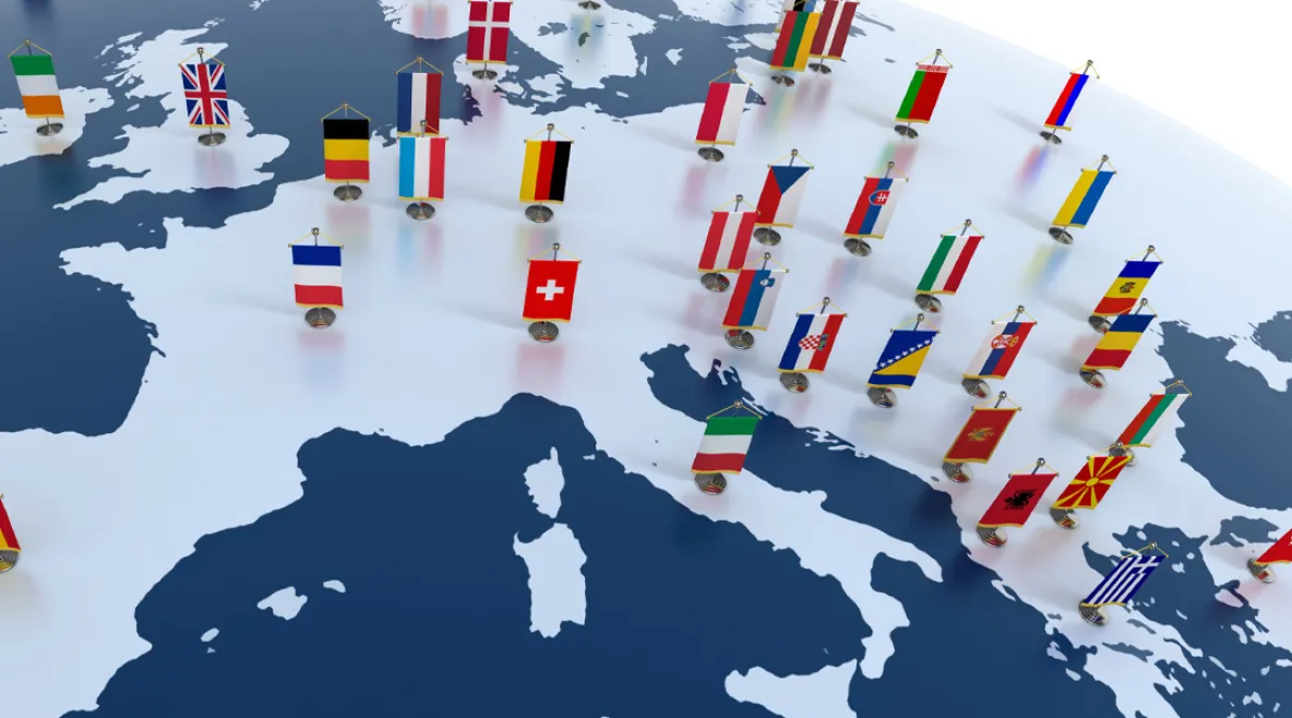 Euroopan manner kuvitettuna euroopan maiden lipuilla.